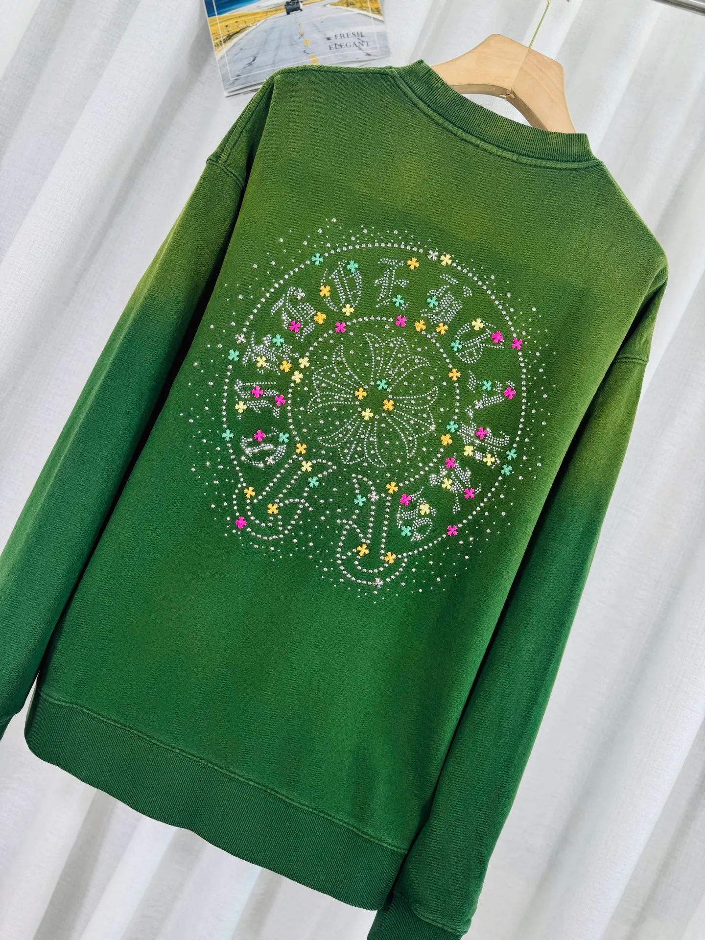 P290 top version, real shot without P, ​​different from market currency) 𝗖𝗵𝗿𝗼𝗺𝗲 𝗛𝗲𝗮𝗿𝘁𝘀/Croxin 2025 Autumn and Winter New Original Single Counter American 3D Rivets and Stickers Couple Casual Sweater 👑The highest version! Customized fabric 430g tripe terry fabric! American-style pickled and distressed original fabric, laser-burned flowers, rivets and diamonds, exquisite embroidery of letters! The best-selling model in the counter, very comfortable to wear. Accessories: original molded and authenticated collar label➕100% silk wash label. Genuine purchase-grade original hangtag➕matching hanging rope➕3D hanging beads➕original packaging bag. Craftsmanship: The original version has consistent wiring! The highest version of the armhole matching technique! Color: Pink Black Green Purple Size: S M L XL Style Number: 25-375